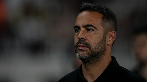 Artur Jorge técnico do Botafogo durante partida contra o Fluminense no estádio Engenhão pelo campeonato Brasileiro A 2024. Foto: Thiago Ribeiro/AGIF