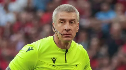 O arbitro Anderson Daronco durante partida entre Athletico-PR e Flamengo na Arena da Baixada pelo campeonato Brasileiro A 2024.