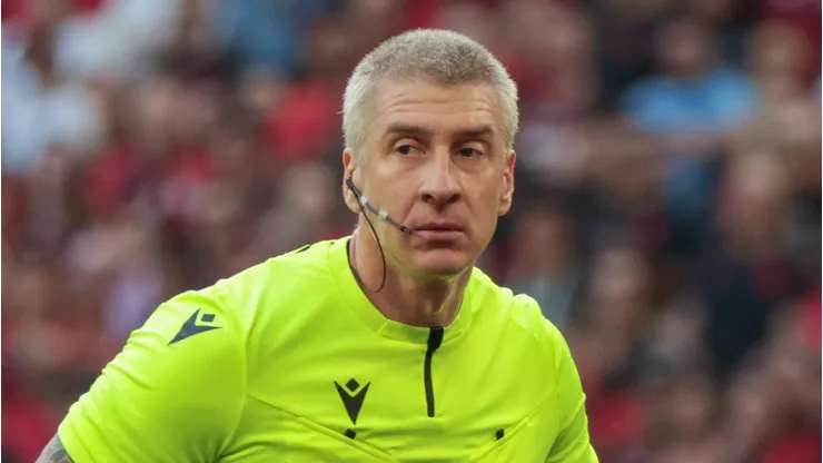 O arbitro Anderson Daronco durante partida entre Athletico-PR e Flamengo na Arena da Baixada pelo campeonato Brasileiro A 2024.