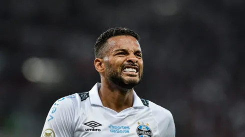 Reinaldo jogador do Gremio durante partida contra o Flamengo no estadio Maracana pelo campeonato Brasileiro A 2024. Jogador virou alvo da torcida gremista.