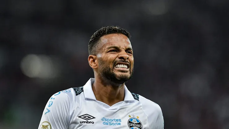 Reinaldo jogador do Gremio durante partida contra o Flamengo no estadio Maracana pelo campeonato Brasileiro A 2024. Jogador virou alvo da torcida gremista.