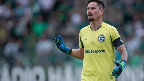 Tadeu jogador do Goias durante partida contra o Vila Nova-GO no estadio Serrinha pelo campeonato Goiano 2024. Fiel torcida quer o goleiro