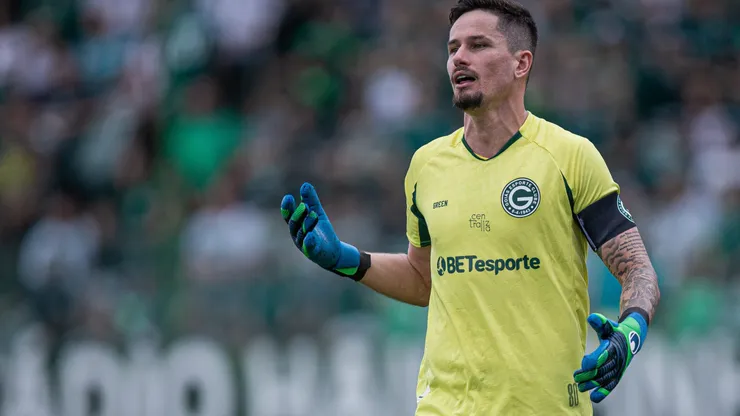 Tadeu jogador do Goias durante partida contra o Vila Nova-GO no estadio Serrinha pelo campeonato Goiano 2024. Fiel torcida quer o goleiro
