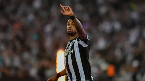 Júnior Santos durante confronto contra o Juventude no Campeonato Brasileiro de 2024. Atacante rasgou elogios para companheiro.