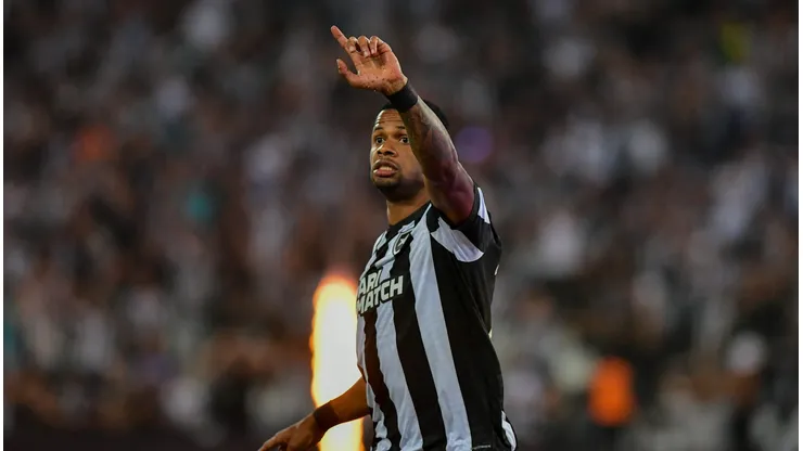 Júnior Santos durante confronto contra o Juventude no Campeonato Brasileiro de 2024. Atacante rasgou elogios para companheiro.