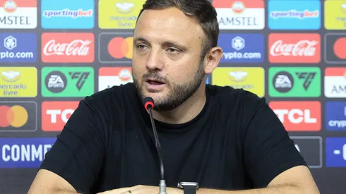 André Mazzuco, ainda no Botafogo, na coletiva de apresentação de Gregore.