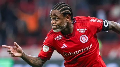 Luiz Adriano jogador do Vitória, enquanto estava no Internacional, comemorando seu gol durante partida contra o Corinthians no estadio Beira-Rio pelo campeonato Brasileiro A 2023. Maxi Franzoi/AGIF