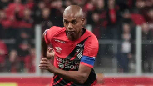 Fernandinho jogador do Athletico-PR durante partida contra o Danubio no estadio Arena da Baixada pelo campeonato Copa Sul-Americana 2024. Robson Mafra/AGIF