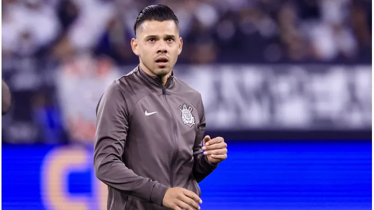 Romero em aquecimento antes do confronto contra o Botafogo no Campeonato Brasileiro de 2024.
