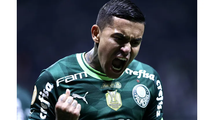 Dudu durante confronto contra o Flamengo no Brasileirão de 2023.