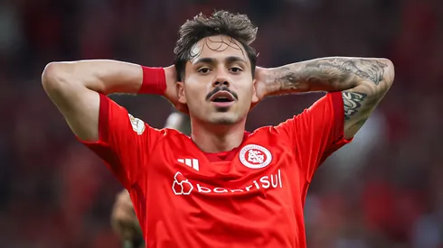 Maurício jogador do Internacional lamenta chance perdida durante partida contra o Goiás no estádio Beira-Rio pelo campeonato BRASILEIRO A 2023. Meio-campista deve sair do clube.