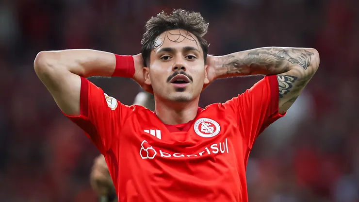 Maurício jogador do Internacional lamenta chance perdida durante partida contra o Goiás no estádio Beira-Rio pelo campeonato BRASILEIRO A 2023. Meio-campista deve sair do clube.