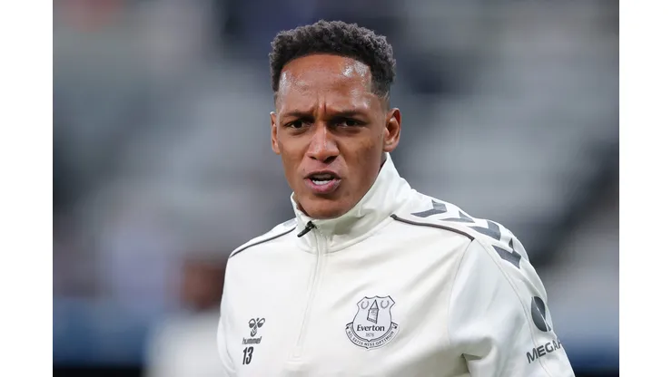 Mina durante confronto contra o Newcastle em 2022. Zagueiro é alvo do Internacional.