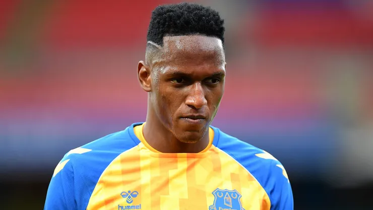 Yerry Mina of Everton looks on prior to the Premier League match between Crystal Palace and Everton at Selhurst Park on September 26, 2020 in London, England. Sporting stadiums around the UK remain under strict restrictions due to the Coronavirus Pandemic as Government social distancing laws prohibit fans inside venues resulting in games being played behind closed doors. Colombiano pode parar na Turquia.