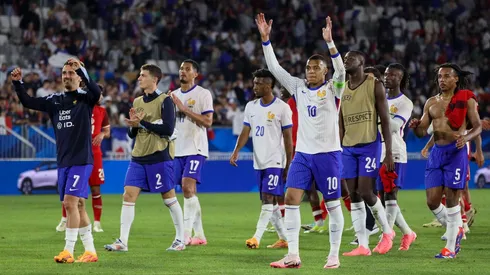 Jogadores franceses cumprimentam os torcedores no final do amistoso. (Associated Press / Alamy Stock Photo)