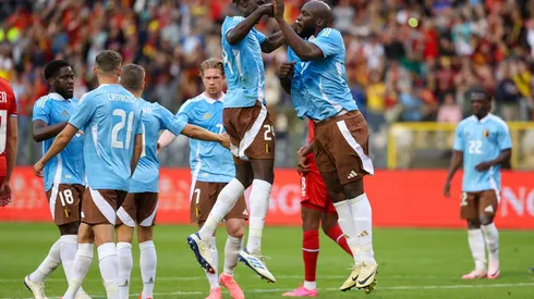 Amadou Onana da Bélgica e Romelu Lukaku da Bélgica comemoram após marcar durante um amistoso. (Belga News Agency / Alamy Stock Photo)