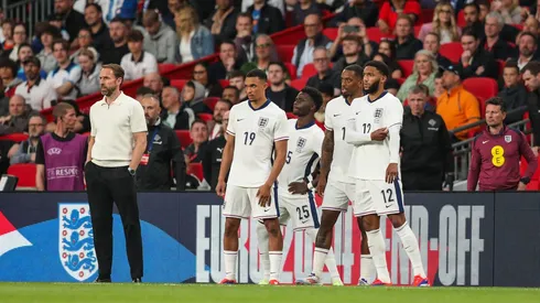 Técnico da Inglaterra, Gareth Southgate com os substitutos da Inglaterra. (MatchDay Images Limited / Alamy Stock Photo)