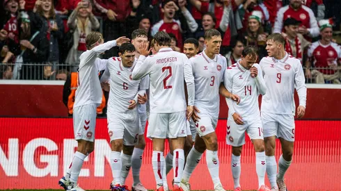 Jogadores da Dinamarca comemoram após o gol durante o amistoso. (Sipa US / Alamy Stock Photo)