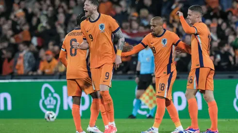 Holanda comemora depois que o VAR confirmou o gol em amistoso. (Associated Press / Alamy Stock Photo)