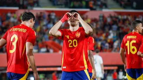 Pedri, da Espanha, comemora o terceiro gol de sua seleção durante o amistoso. (Associated Press / Alamy Stock Photo)