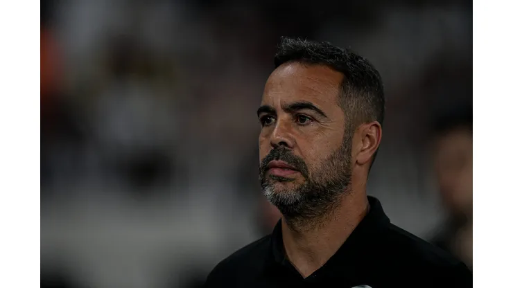 Artur Jorge durante confronto contra o Fluminense no Campeonato Brasileiro 2024.