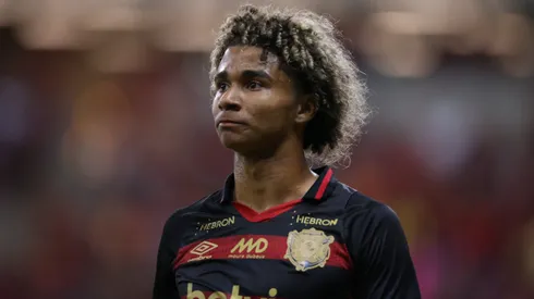 Lateral de 17 anos está de malas prontas para a Inglaterra.