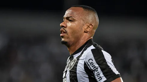 Volante renovou seu contrato recentemente com Botafogo.