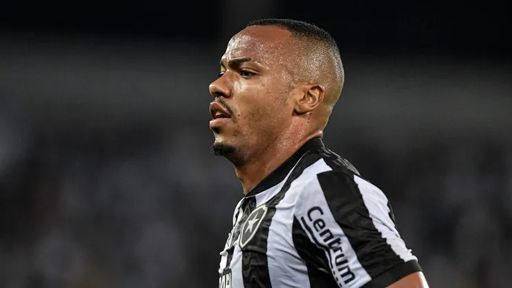 Volante renovou seu contrato recentemente com Botafogo.
