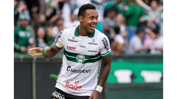 Igor Paixão durante confronto contra o Botafogo no Campeonato Brasileiro de 2022.