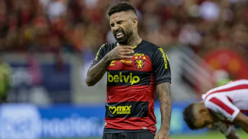 Romarinho jogador do Sport lamenta durante partida contra o Nautico no estadio Arena Pernambuco pelo campeonato Pernambucano 2024. Atacante pode ser desfalque no próximo jogo.