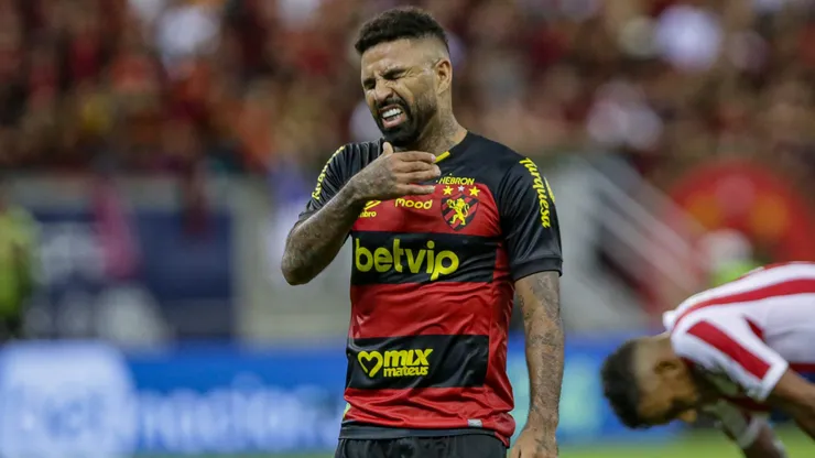 Romarinho jogador do Sport lamenta durante partida contra o Nautico no estadio Arena Pernambuco pelo campeonato Pernambucano 2024. Atacante pode ser desfalque no próximo jogo.