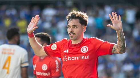 Mauricio jogador do Internacional comemora seu gol durante partida contra o Cruzeiro no estadio Mineirao pelo campeonato Brasileiro A 2023. Meia deve ir para o Palmeiras.