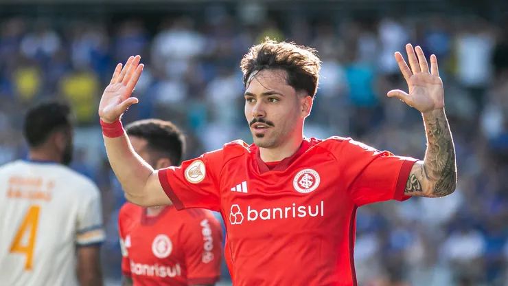Mauricio jogador do Internacional comemora seu gol durante partida contra o Cruzeiro no estadio Mineirao pelo campeonato Brasileiro A 2023. Meia deve ir para o Palmeiras.