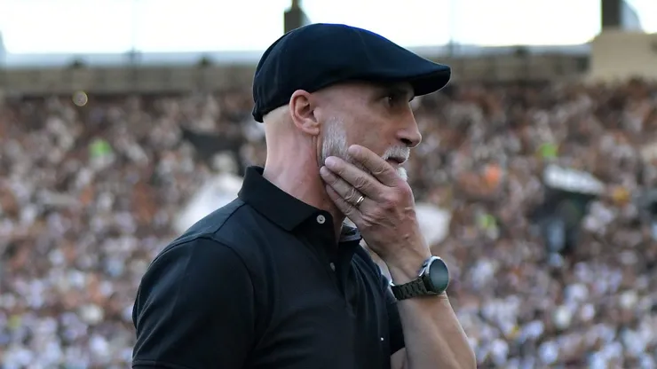 Alvaro Pacheco tecnico do Vasco durante partida contra o Flamengo no estadio Maracana pelo campeonato Brasileiro A 2024. Thiago Ribeiro/AGIF