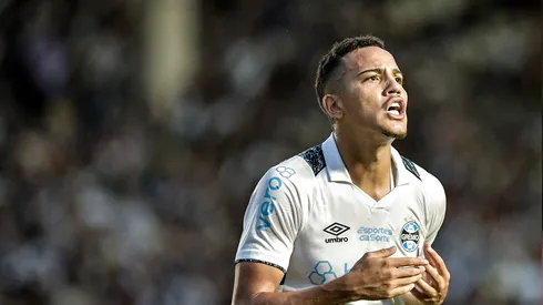 Gustavo Martins é uma das joias do Grêmio – Foto: Thiago Ribeiro/AGIF