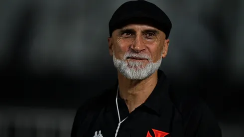 Álvaro Pacheco vem sofrendo com problemas na defesa do Vasco – Foto: Thiago Ribeiro/AGIF