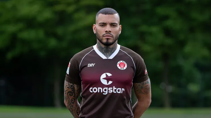 HAMBURG, GERMANY - JULY 18: Maurides of FC St. Pauli poses during the team presentation at Training Center Kollaustrasse on July 18, 2023 in Hamburg, Germany. Atacante foi descartado pelo arquirrival.