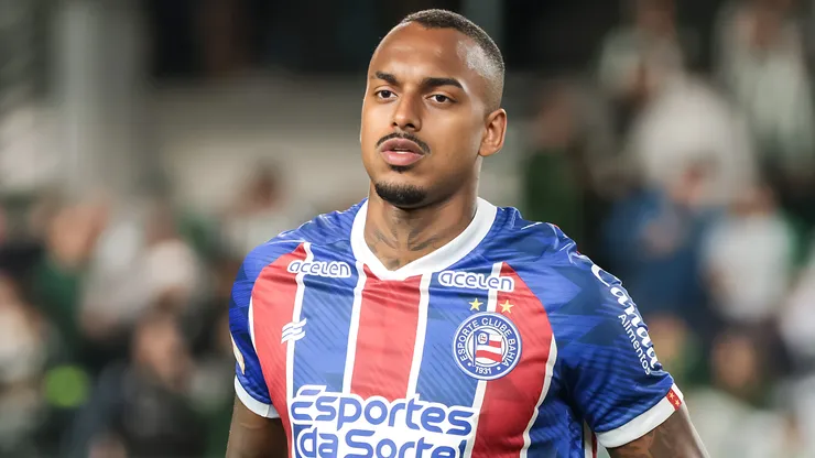 Raul Gustavo jogador do Bahia durante execução do hino nacional antes da partida contra o Coritiba no estádio Couto Pereira pelo campeonato Brasileiro A 2023. Zagueiro foi descartado pelos torcedores.