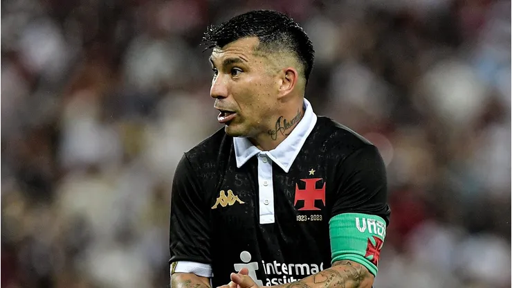 Medel jogador do Vasco durante partida contra o Flamengo no estadio Maracana pelo campeonato Carioca 2024. Thiago Ribeiro/AGIF