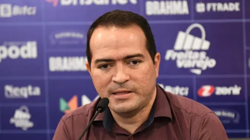 O presidente Marcelo Paz fala aos jornalistas durante apresentação oficial de Silvio Romero como jogador do Fortaleza em coletiva de imprensa realizada na Arena Castelão.
