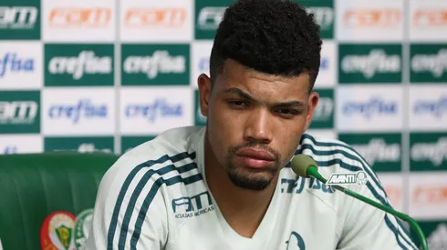 O jogador Juninho, da SE Palmeiras, concede entrevista coletiva, durante jogo-treino contra a equipe do Oeste FC, na Academia de Futebol. Zagueiro foi sondado pelo Athletico