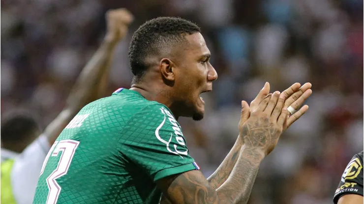 Adriel jogador do Bahia reclama com a arbitragem durante partida contra o Vitoria na Arena Fonte Nova pelo campeonato Baiano 2024.