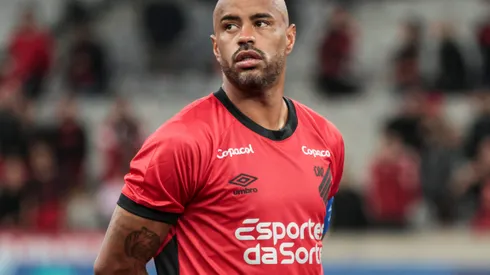 PR – CURITIBA – 15/02/2024 – PARANAENSE 2024, ATHLETICO-PR X OPERARIO – Thiago Heleno jogador do Athletico-PR durante execucao do hino nacional antes da partida contra o Operario no estadio Arena da Baixada pelo campeonato Paranaense 2024. Foto: Robson Mafra/AGIF