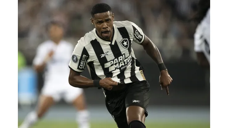 Junior Santos jogador do Botafogo comemora seu gol durante partida contra o LDU no estadio Engenhao pelo campeonato Copa Libertadores 2024