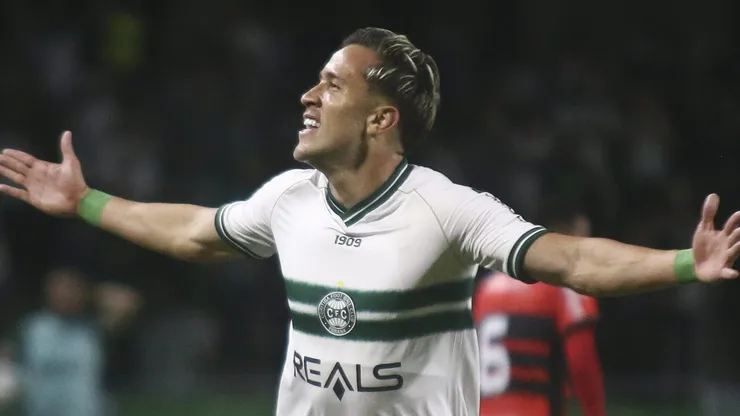 Matheus Frizzo jogador do Coritiba comemora seu gol durante partida contra o Ituano no estadio Couto Pereira pelo campeonato Brasileiro B 2024. Gabriel Rosa Machado/AGIF