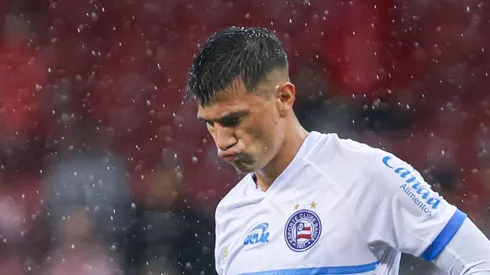 Victor Cuesta jogador do Bahia lamenta derrota ao final da partida contra o Internacional no estádio Beira-Rio pelo campeonato Brasileiro A 2024.