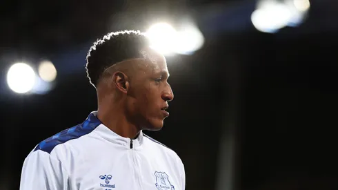 Yerry Mina com a camisa do Everton durante confronto contra o Liverpool na Premier League.