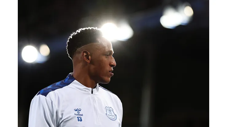 Yerry Mina com a camisa do Everton durante confronto contra o Liverpool na Premier League.