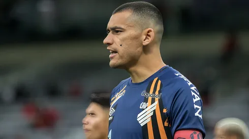 Santos goleiro do Athletico-PR durante partida contra o Fluminense no estádio Arena da Baixada pelo campeonato Brasileiro A 2021. Goleiro foi cotado no rival da Série A.