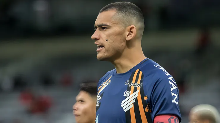 Santos goleiro do Athletico-PR durante partida contra o Fluminense no estádio Arena da Baixada pelo campeonato Brasileiro A 2021. Goleiro foi cotado no rival da Série A.